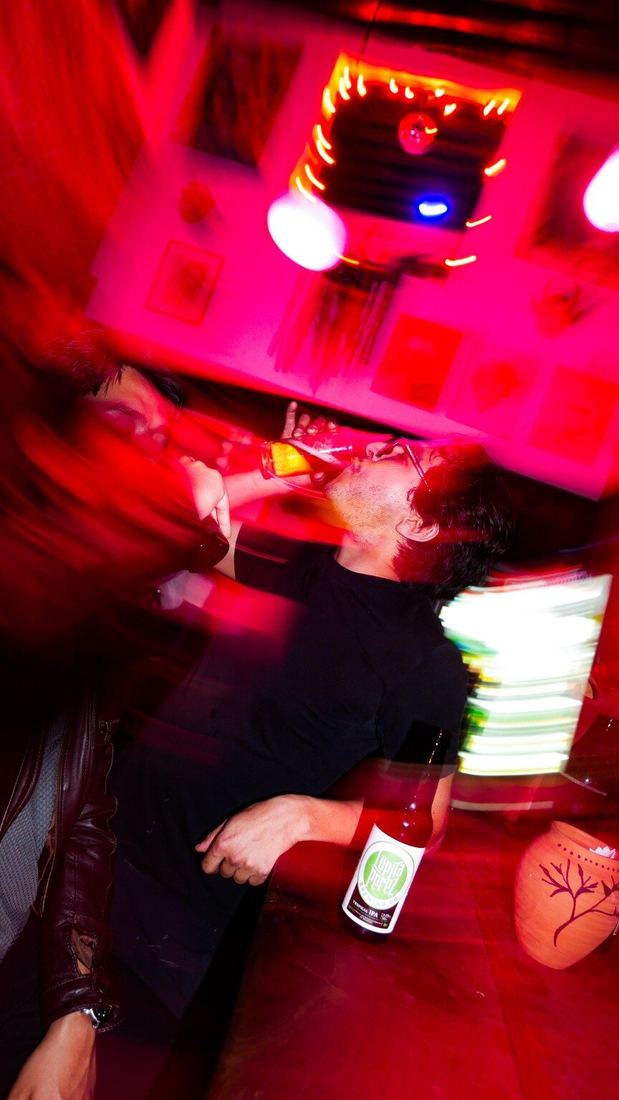 Una noche de cerveza, música y movimiento en El Nido