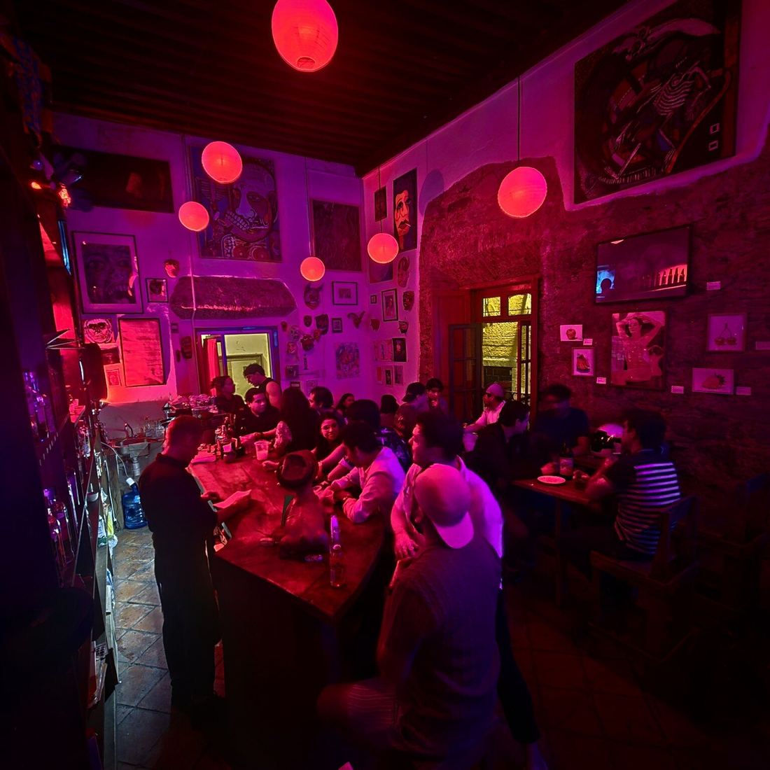 El bar y la galería de El Nido llenos durante la noche